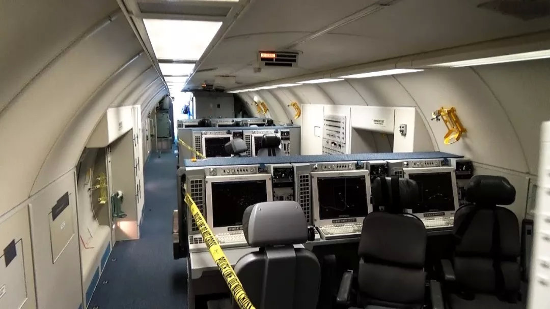 美国预警机内部宽大的空间