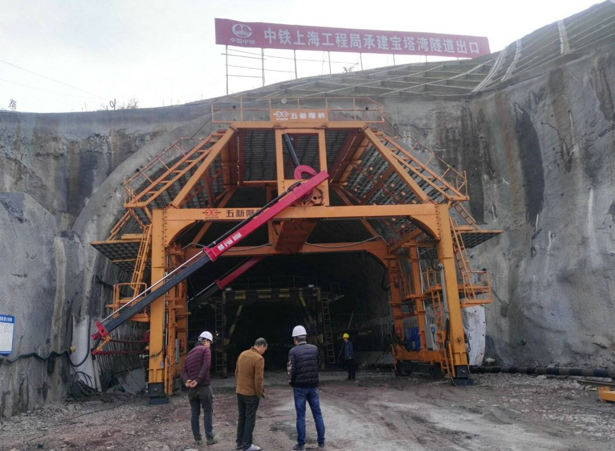 圖為鄭萬高鐵隧道施工臺車