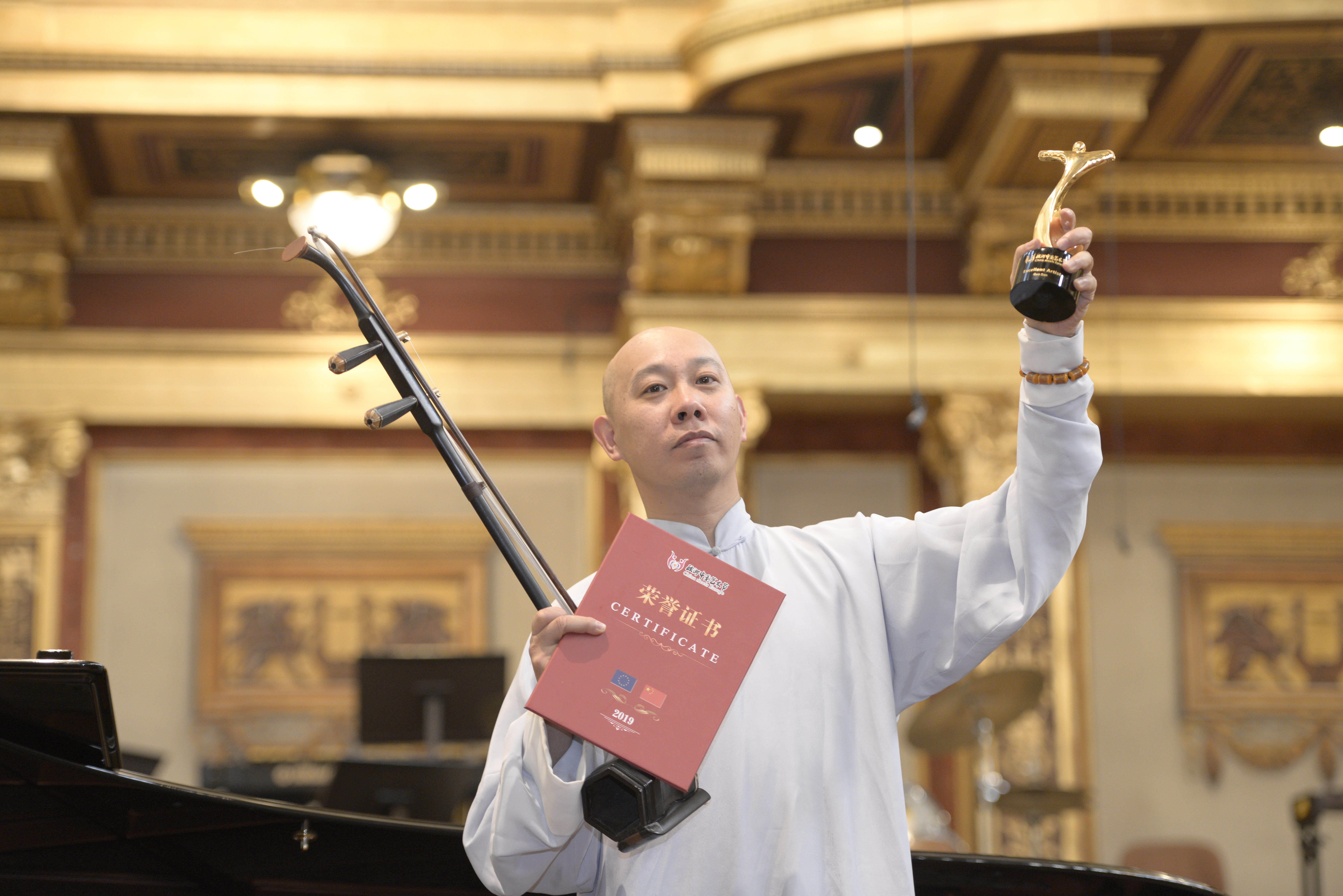 中国二胡大师果敢在维也纳金色大厅演奏并获大奖