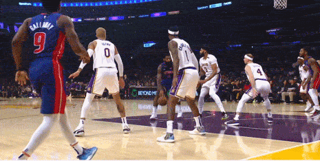 90度崴脚被抬下场!詹姆斯平框暴扣!湖人5连胜,却伤了1人!