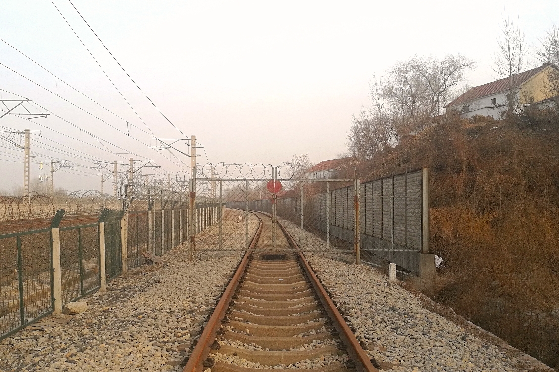 老线的另一个接入正线的铁门,好想再往前走看看| ω)