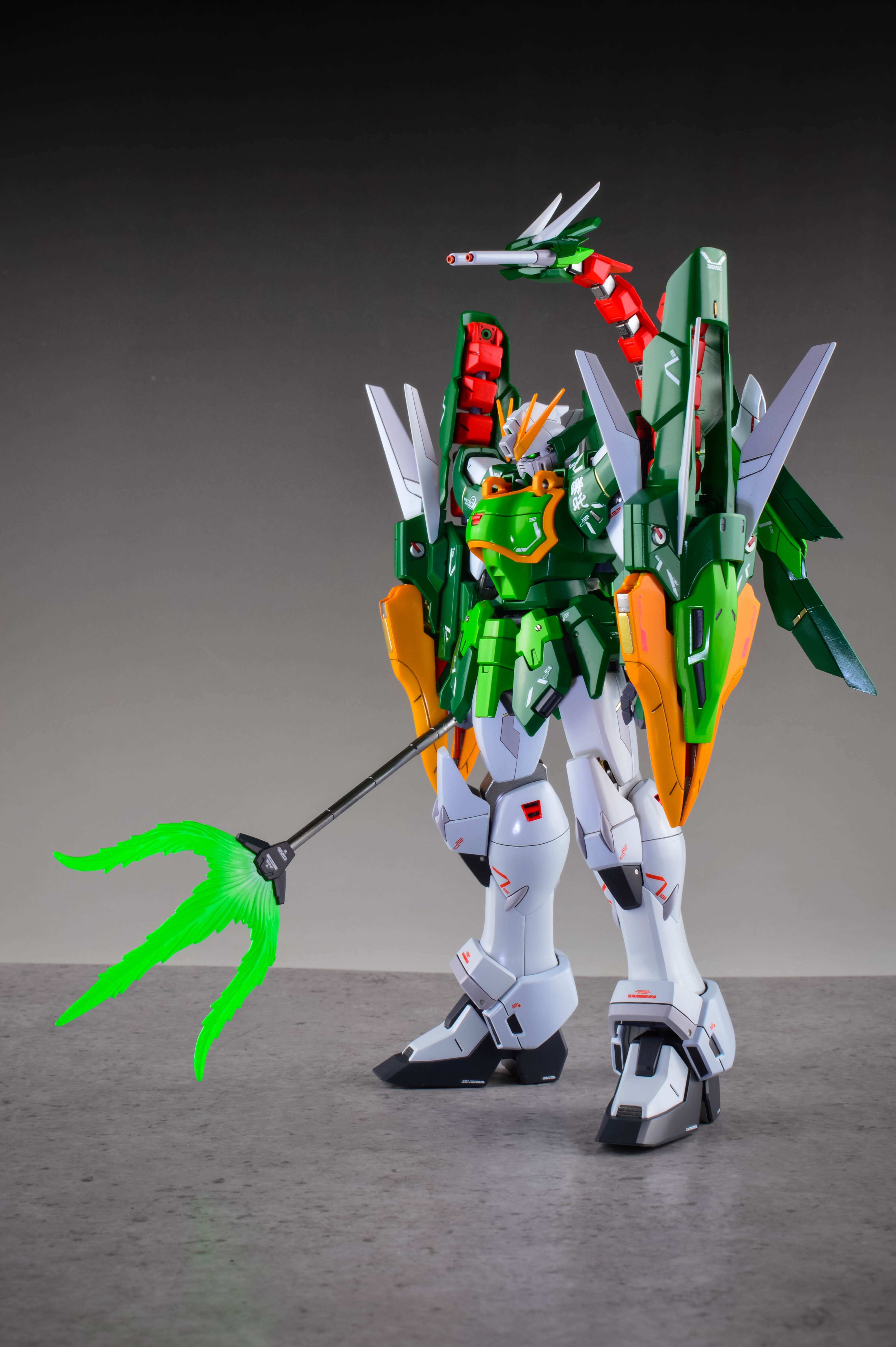 在短时间内再开发另一台名为"双头龙高达"的新型ms