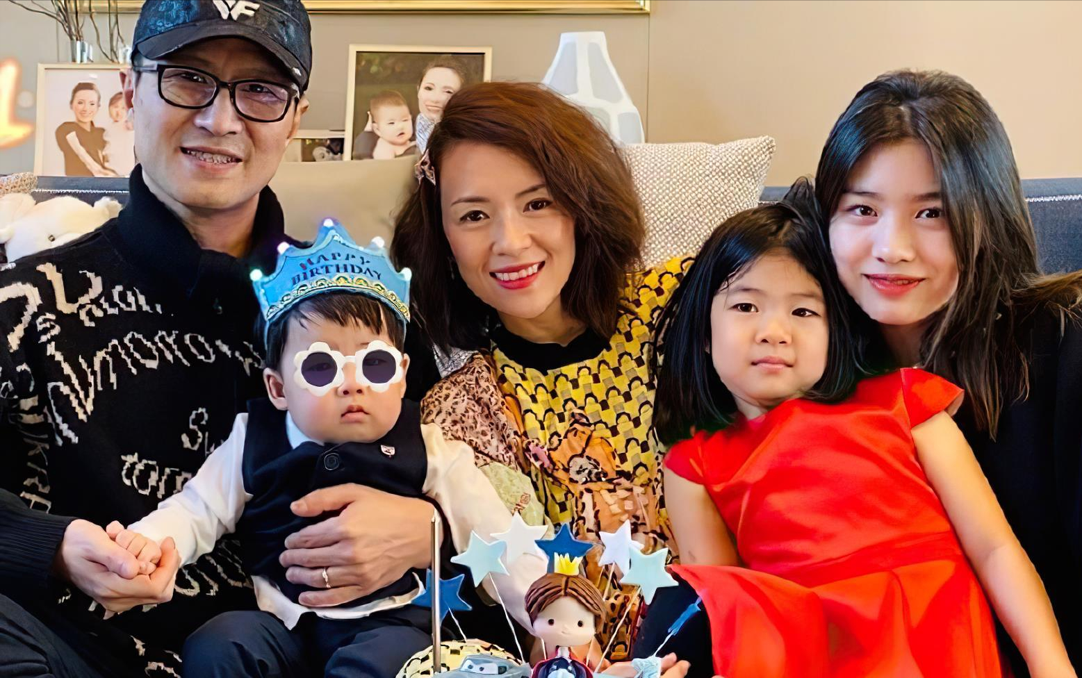 章子怡中秋忙到没吃月饼,抱二胎儿子嘴对嘴亲吻,坦言甜在了心头