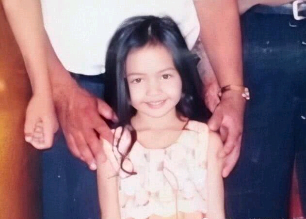 以下 我最喜欢的 lisa 啊 从小就这么可爱了 比起现在,小时候的 lisa