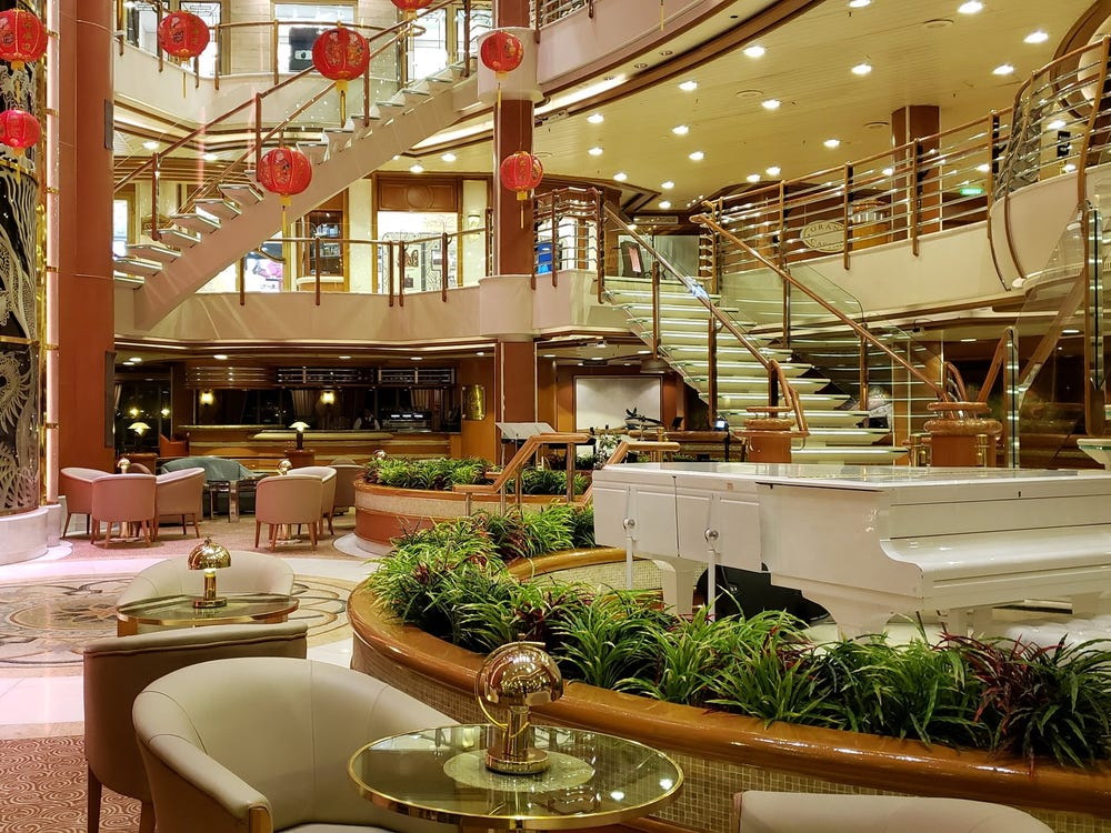 "隔壁传来不安的咳嗽声",探访被隔绝的钻石公主号游轮,漂浮的堡垒