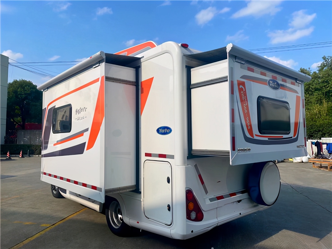 新款亚特尊领st依维柯双拓展房车,军工细作超大内部空间