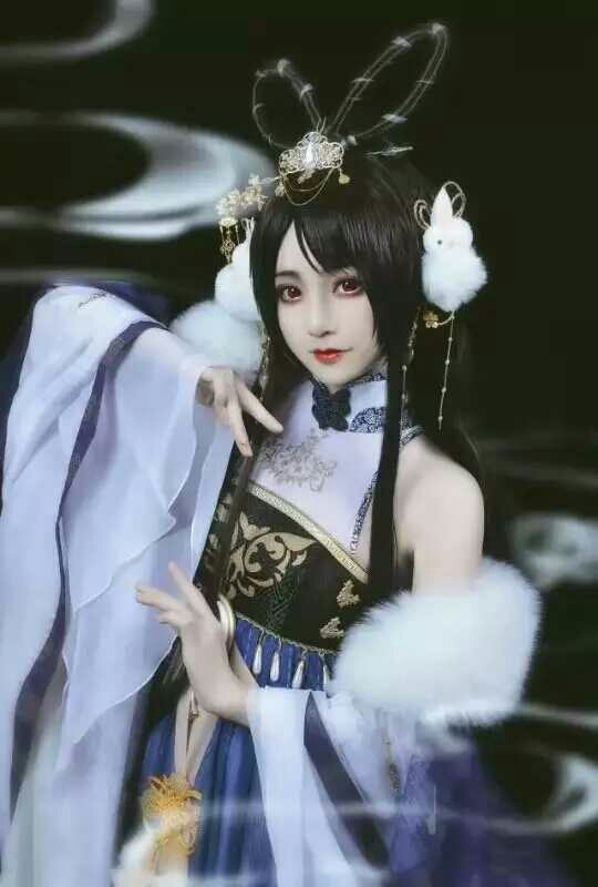 她倩影袅袅,弱柳扶风,一袭紫衣抹裙飘然而去 桥边石墩曾坐落她的身影
