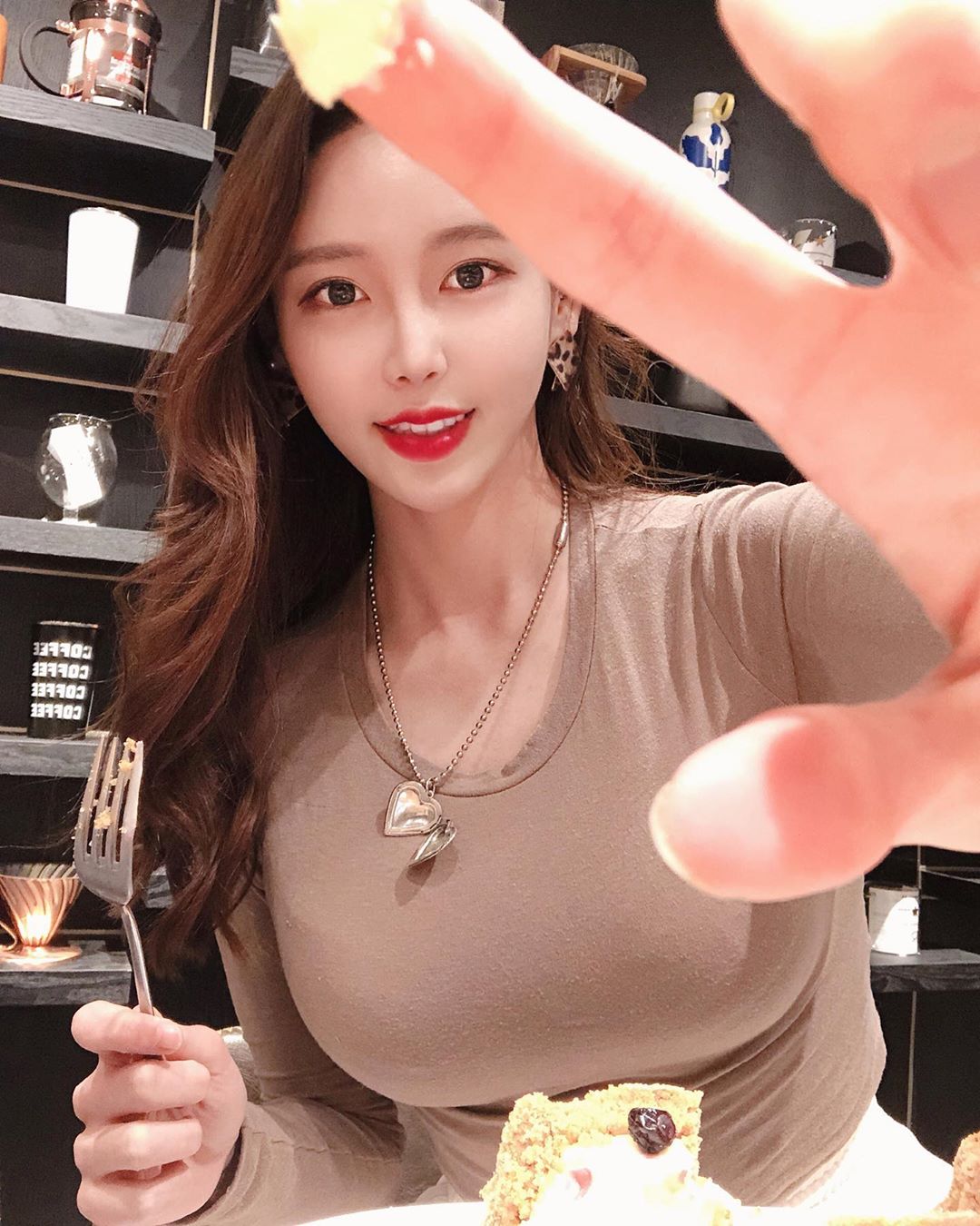 ins美女01期圆润坚挺身材高挑