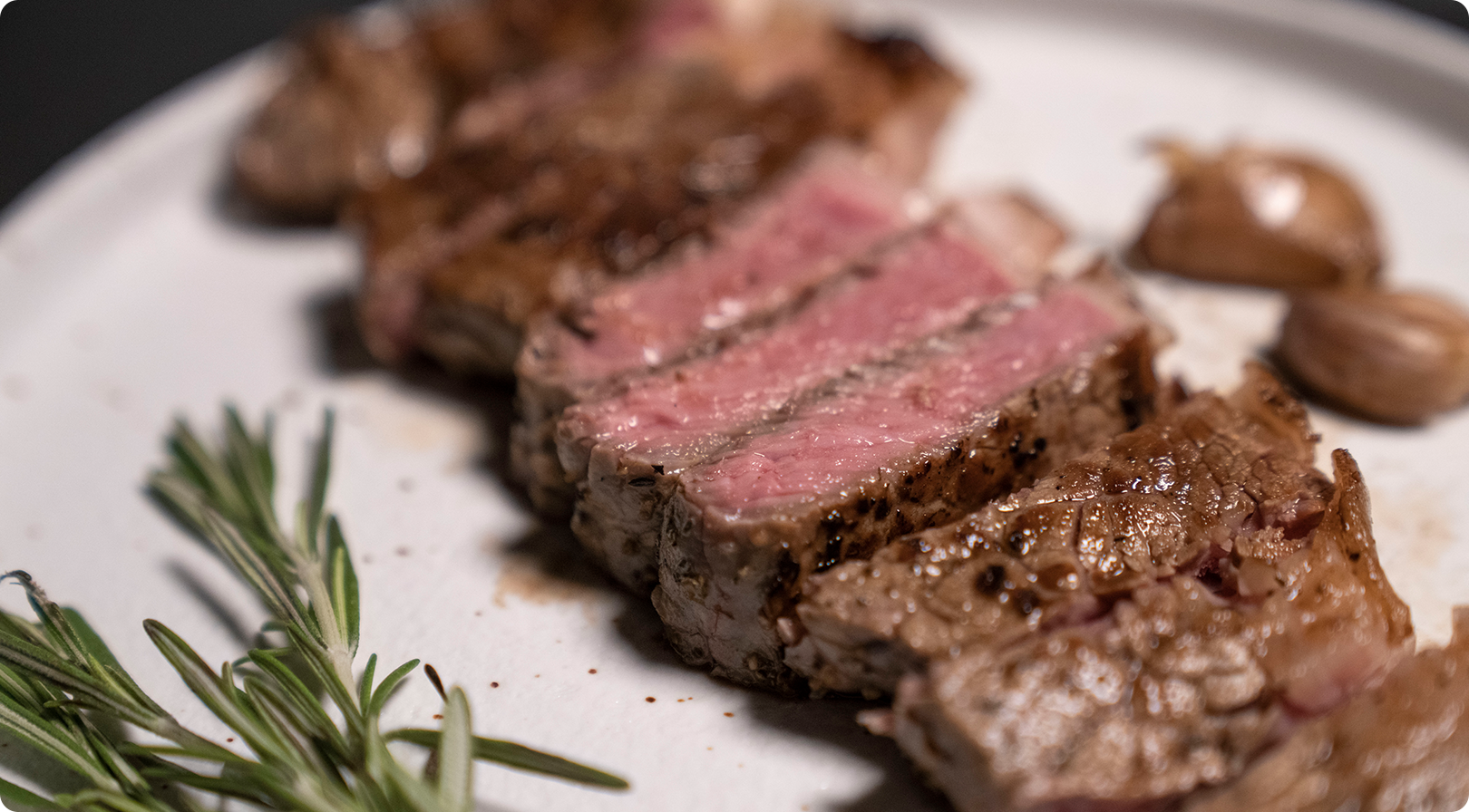 你也以为草饲牛排更健康盘一盘草饲牛排与谷饲牛排的区别