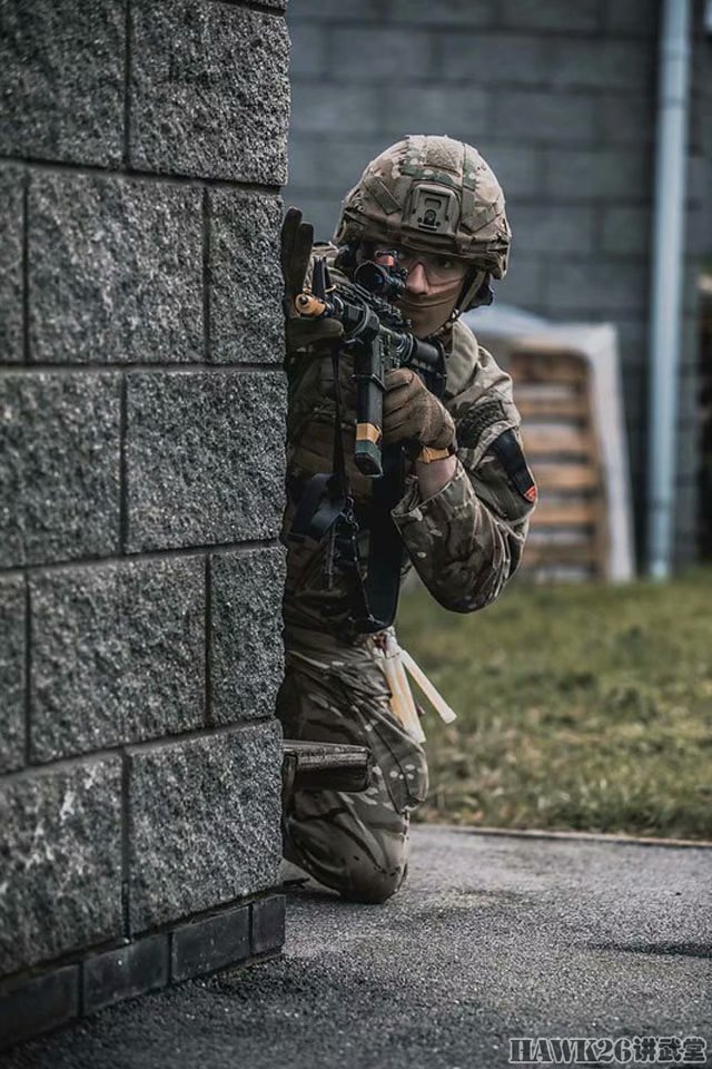 英国皇家海军陆战队实战演练负责保护战略核潜艇苦练近距离作战