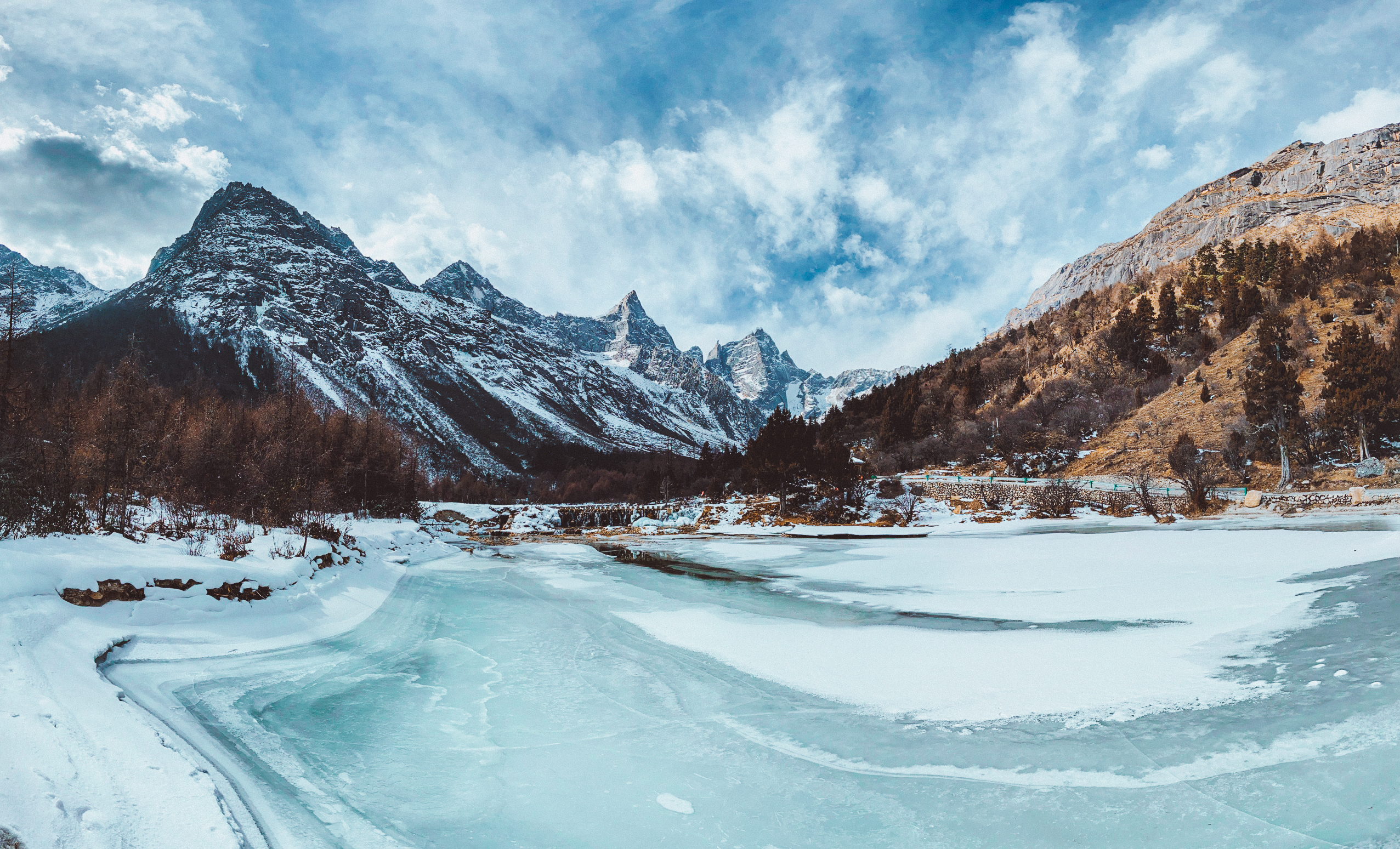 可以乘坐电瓶车60/人往返,但是我跟表弟要欣赏沿途的风景就步行上去