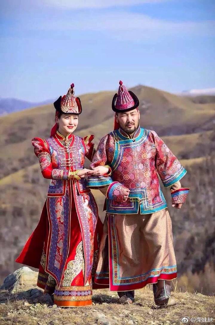 元代的蒙古服装与现代的蒙古袍有很大区别,现代蒙古袍大多数都是立领
