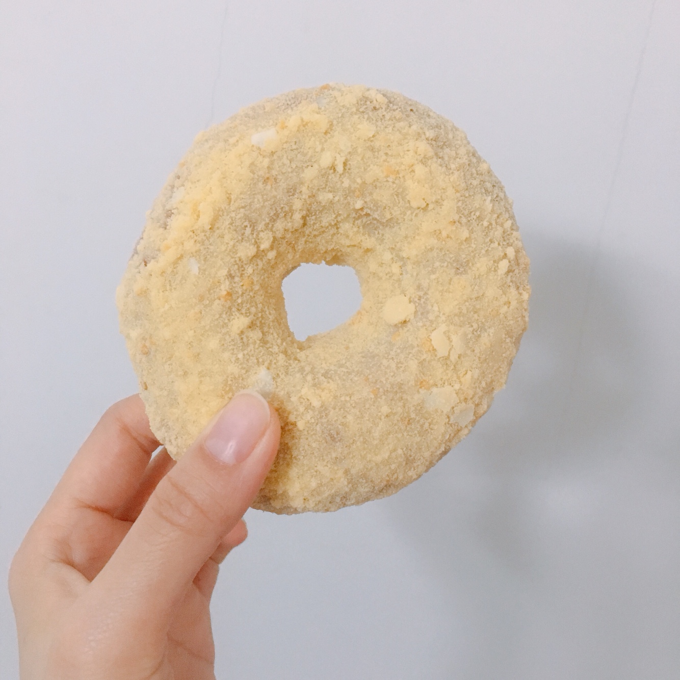 认真地吃面包—好利来原味甜甜圈