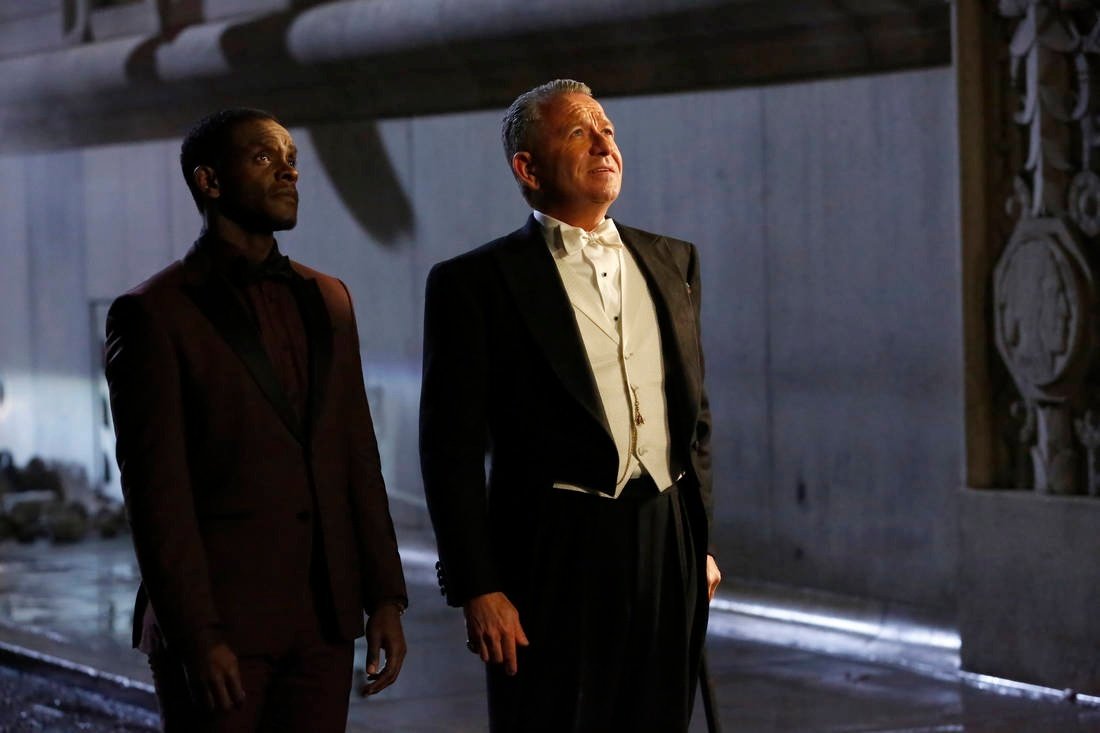 哥谭大结局剧照展示了企鹅和谜语人的最终造型