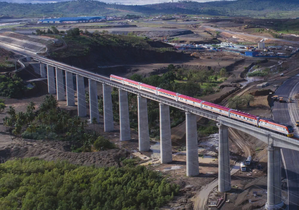 图为中国为肯尼亚修建的蒙内铁路