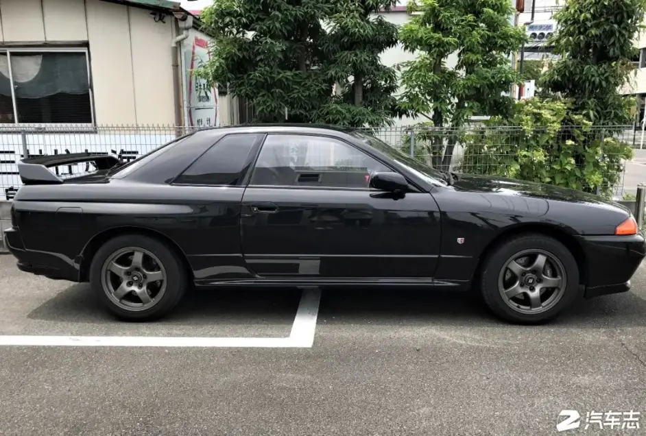 停车场偶遇七台 战神 R34 Gt R 这是要召唤神龙的节奏吗 哔哩哔哩