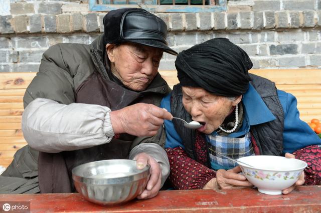 后,在公私合营时期,郭氏夫妇的夫妻肺片店和其他传统的餐饮名店一样