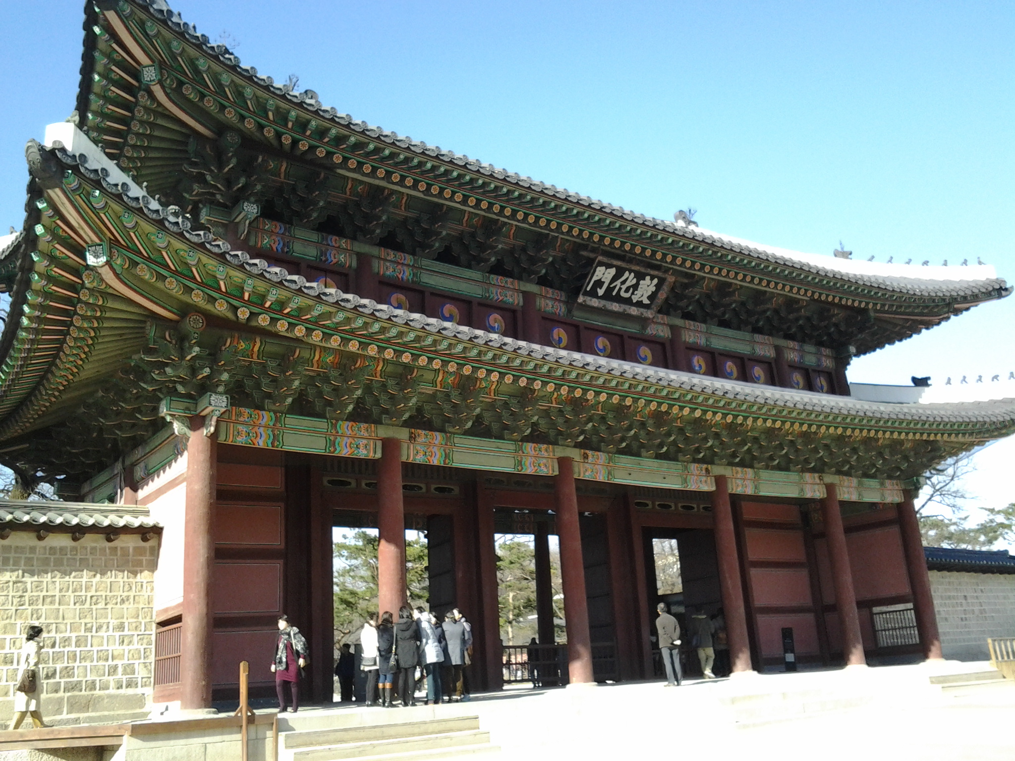 【携程攻略】首尔昌德宫景点,昌德宫的秘苑可谓是韩国传统庭院的精髓，四季如画，但必须在导游陪同…