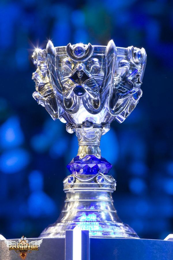 这个重约65斤,高达70cm的召唤师杯是全世界最大最沉的奖杯之一