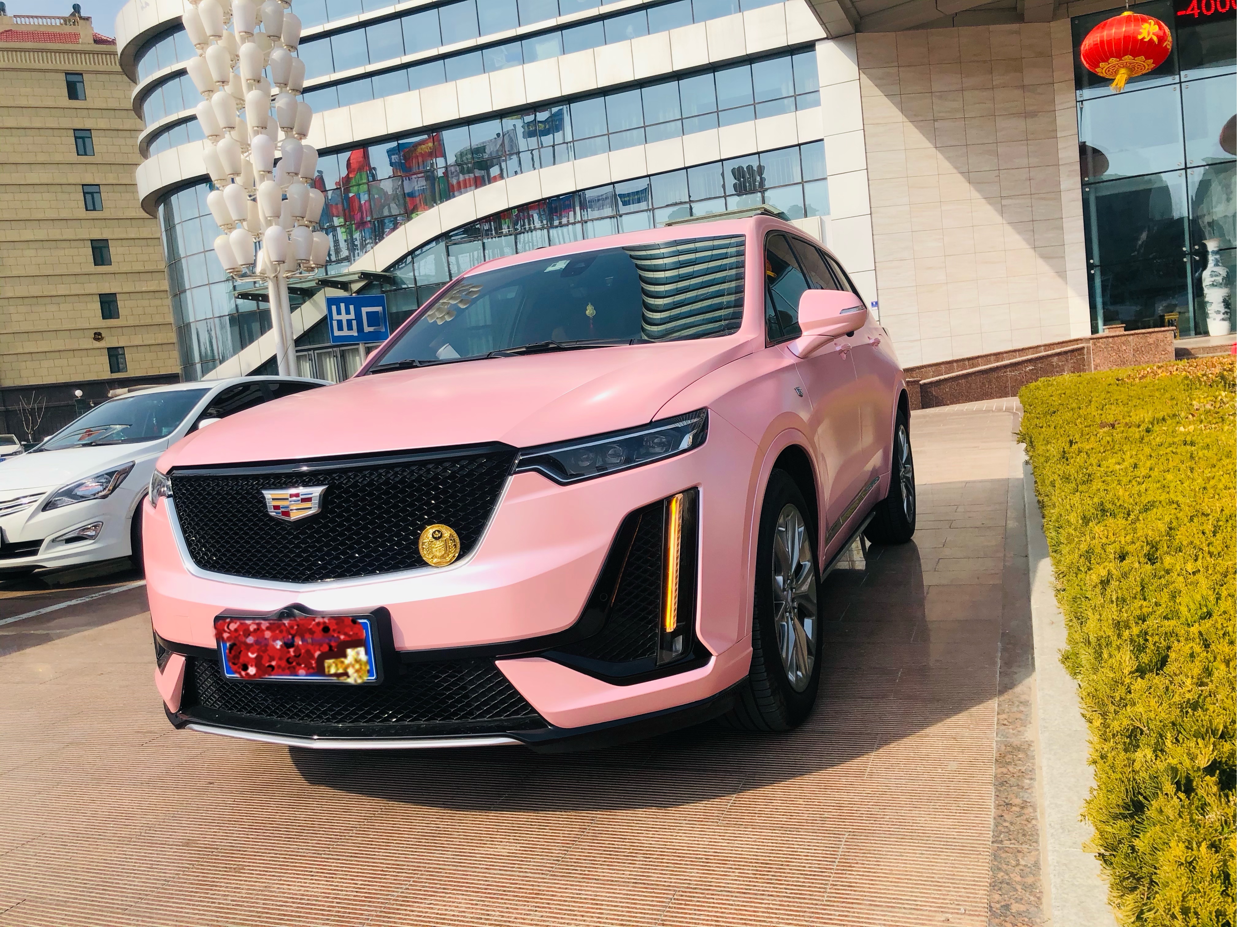 凯迪拉克xt6陪伴两年,置办新衣-金刚芭比