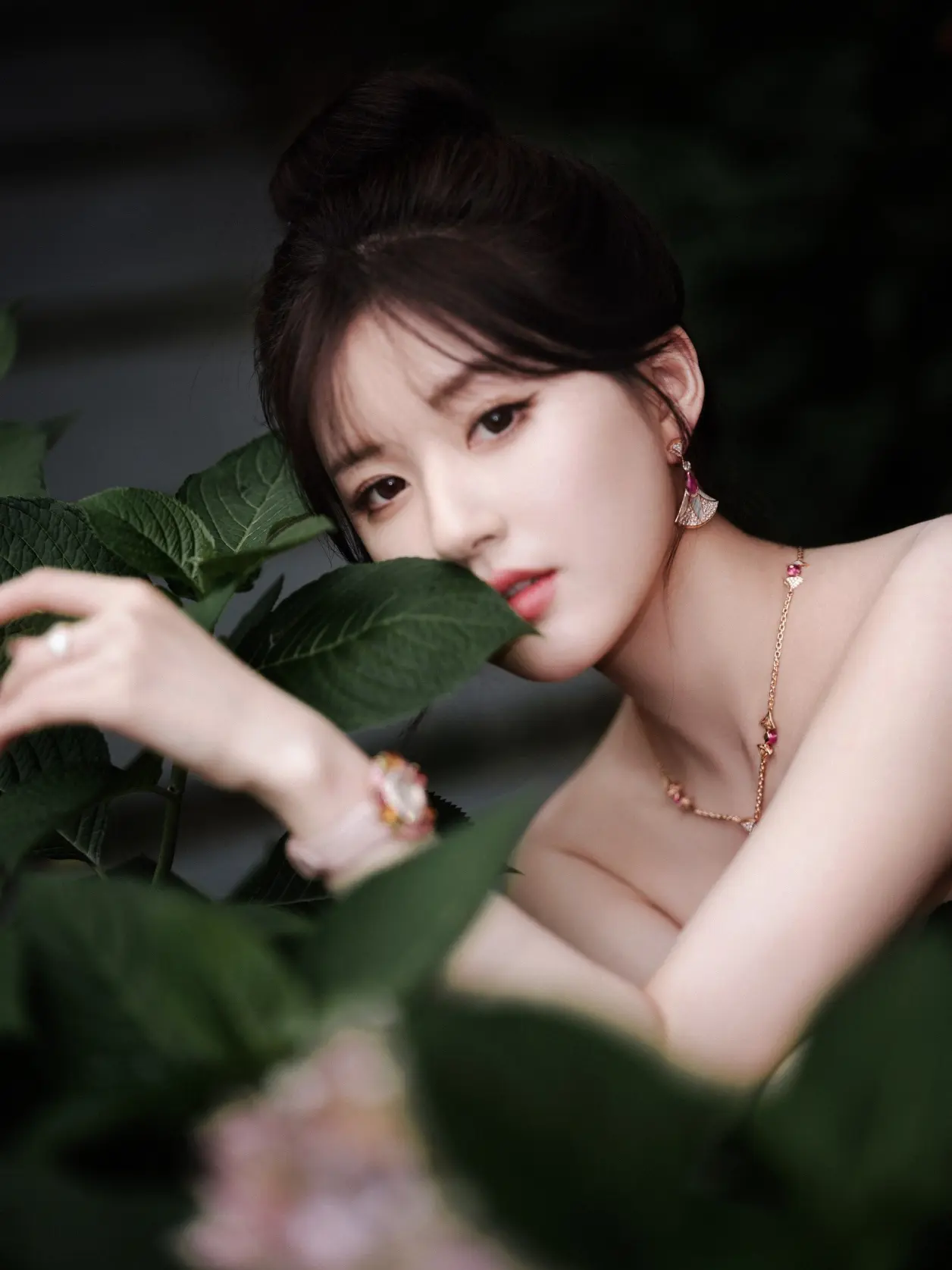 赵露思纱裙飞扬眸光流转性感写真 - 哔哩哔哩