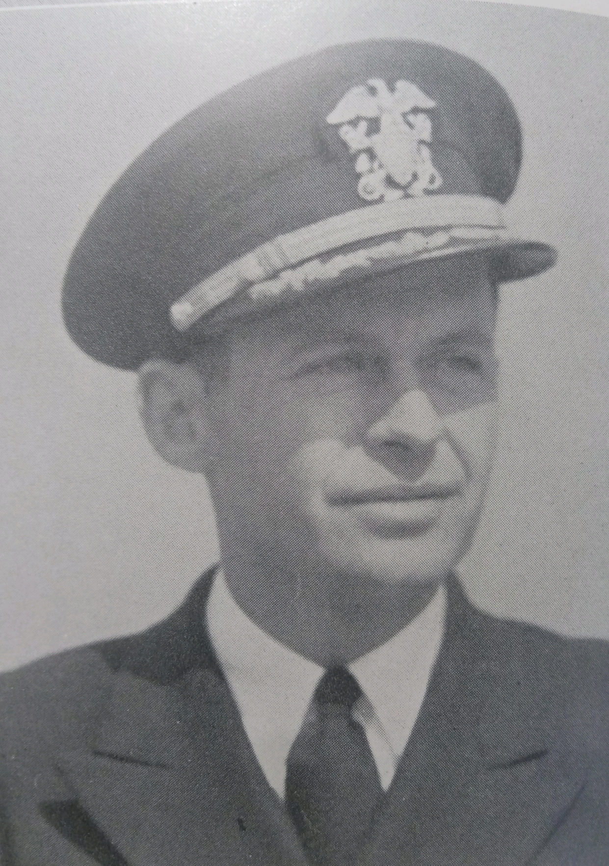 副舰长:james d ferguson中校(书中对副舰长的描述仅姓名和此照片.