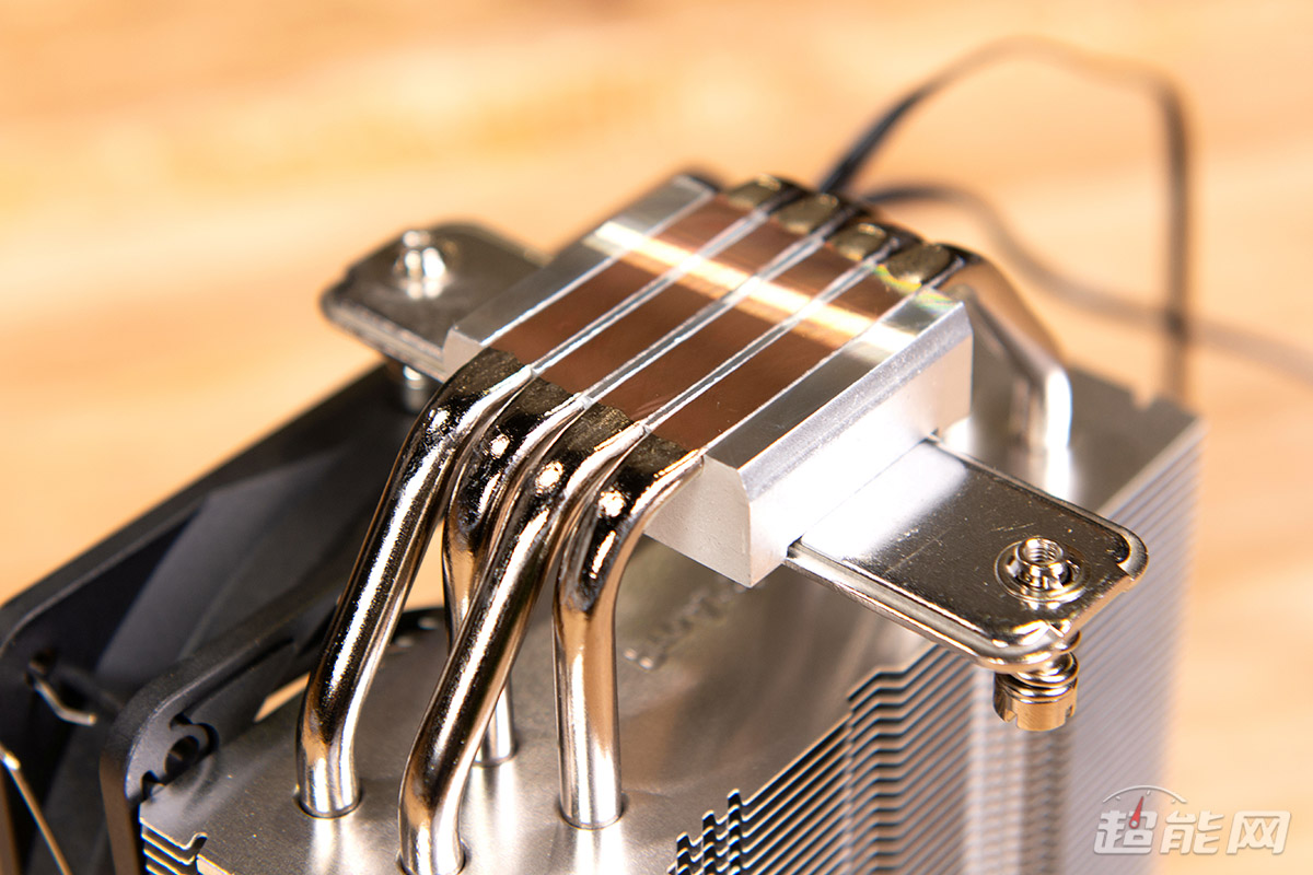 整个扣具的安装过程非常简单,一般高端散热器上的压力扣具也很少出现