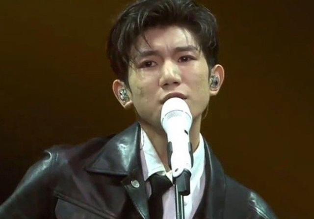 这是吸烟的后果?王源618晚会颜值翻车,痘坑多的像"月球表面"