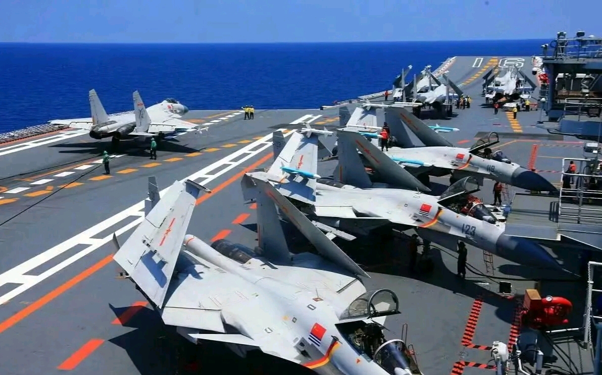 晒一波甲板摆满歼15的辽宁舰