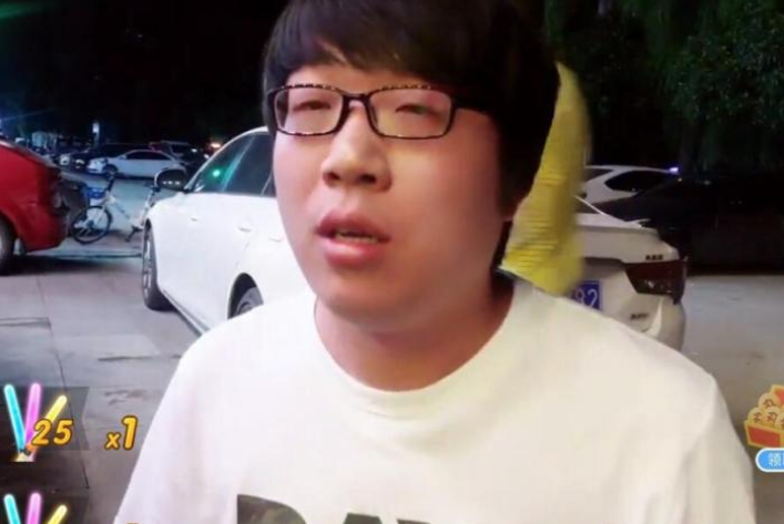 斗鱼最大气的神豪月皇 直播中放言:送正直博、