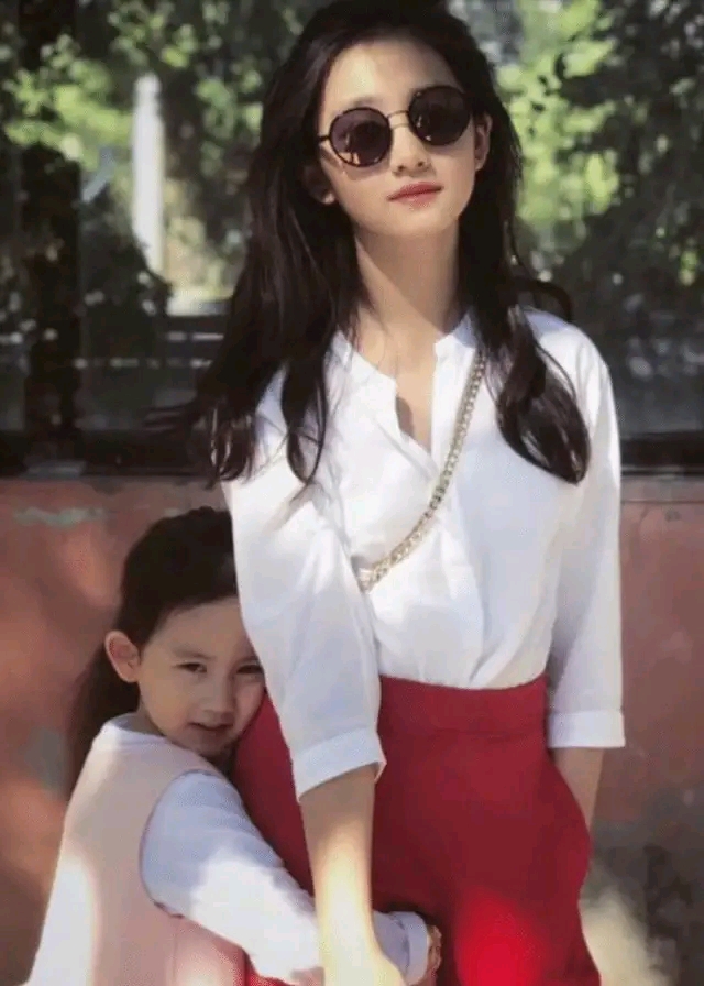 黄磊女儿黄多多13岁穿丝袜,造型太成熟