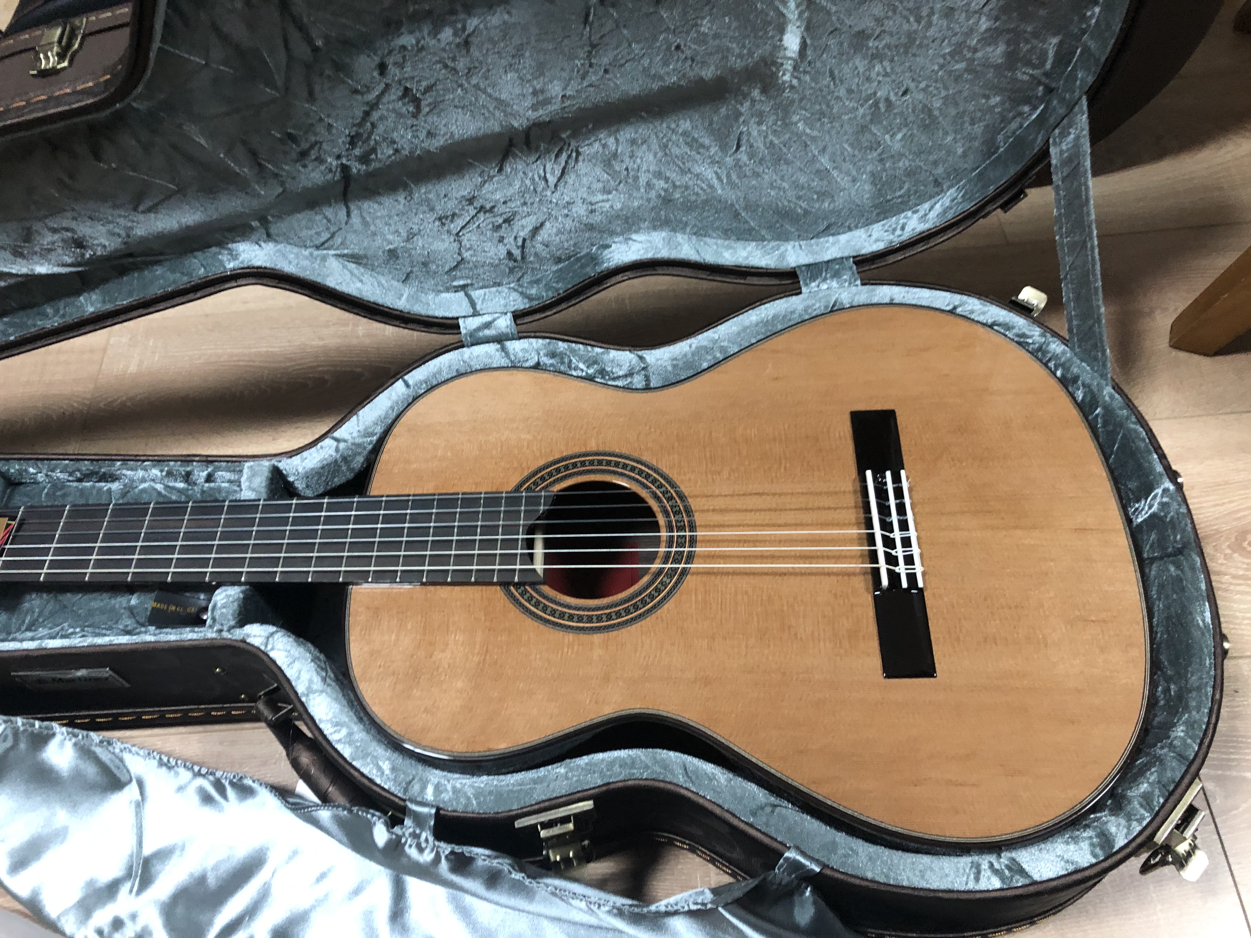 为安徽琴友挑选的马丁尼古典吉他正飞往新家途中