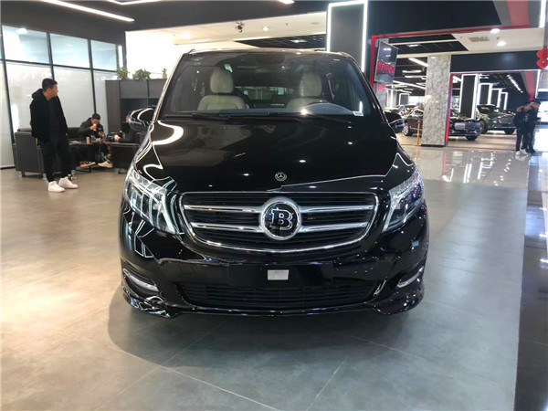 进口奔驰v250巴博斯版豪华mpv中的西装暴徒