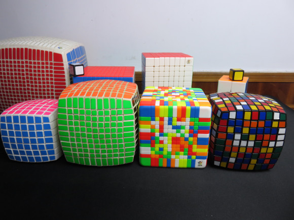 上图左为黄龙13阶魔方,右为黄龙11阶魔方.