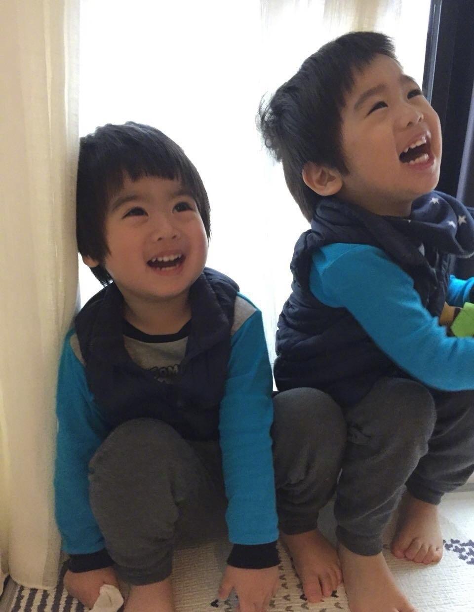 话说自从双胞胎出生后,kimi的上镜率低了很多,很多时候都是两小只的