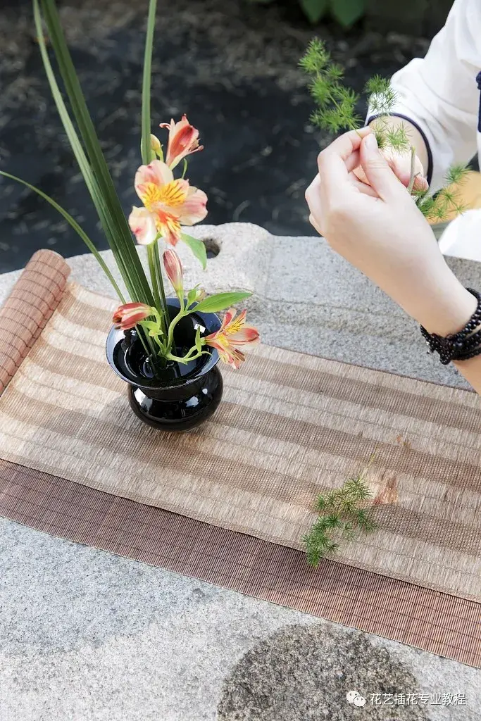 插花教程培训 学习茶室插花 添一抹花的姿态 哔哩哔哩