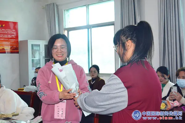 营造关爱女教师成长,崇敬女教师的良好氛围,3月7日,监利市桥市镇初级