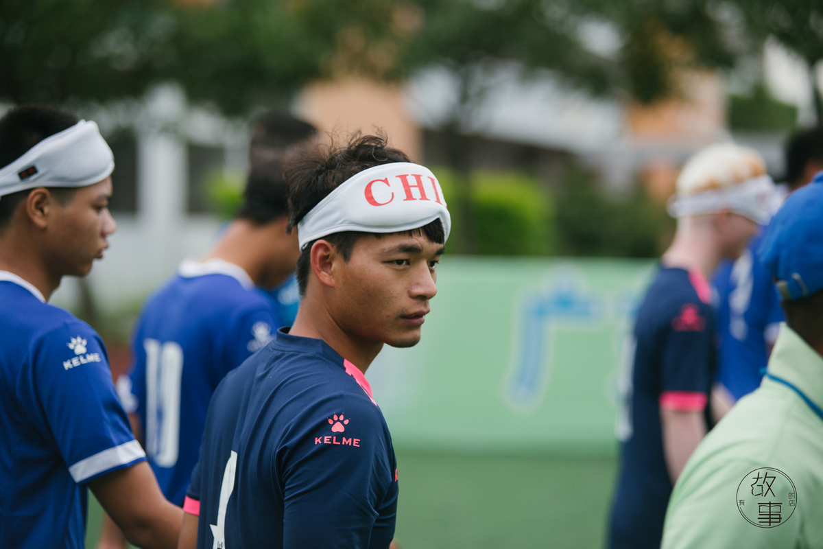 比冰岛足球队更励志,中国盲足听声辨位一路踢