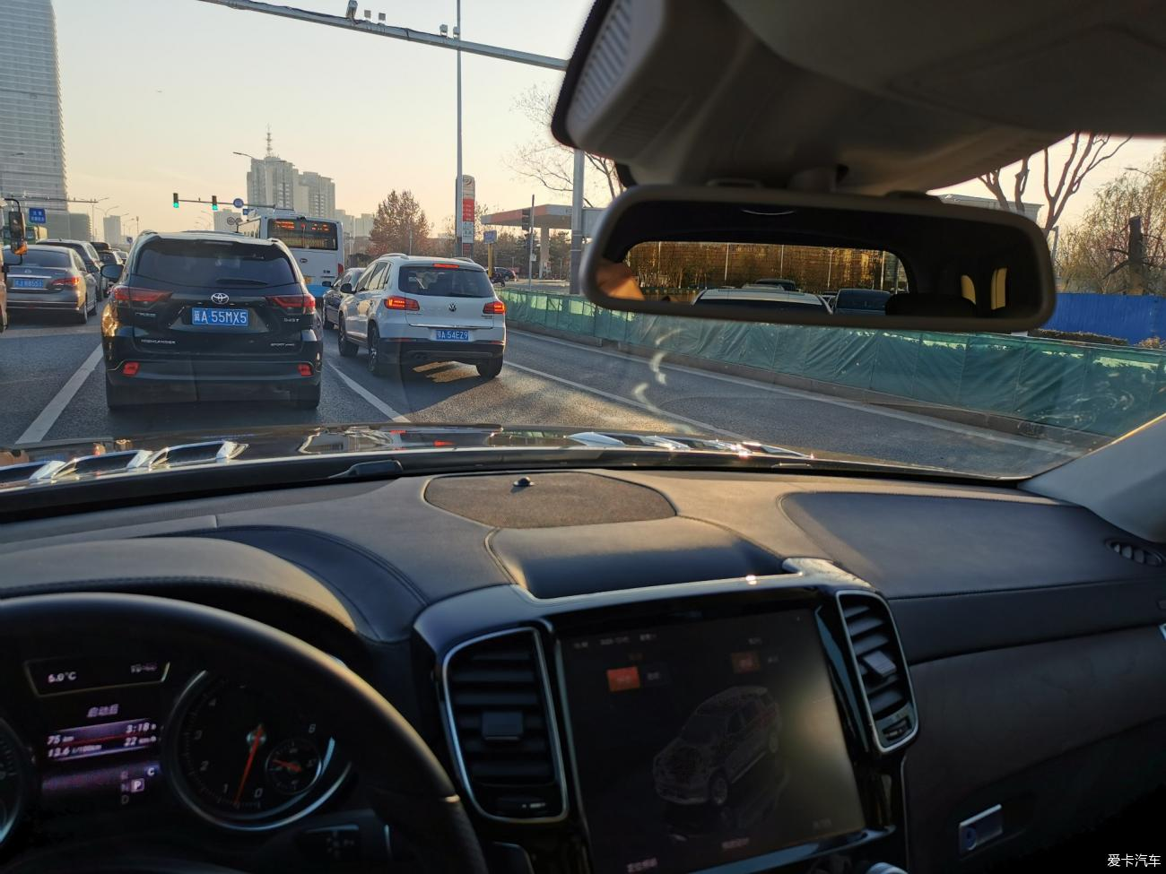 正面驾驶视野很好,高高在上的开坦克的感觉,但右边视野不好,后视镜