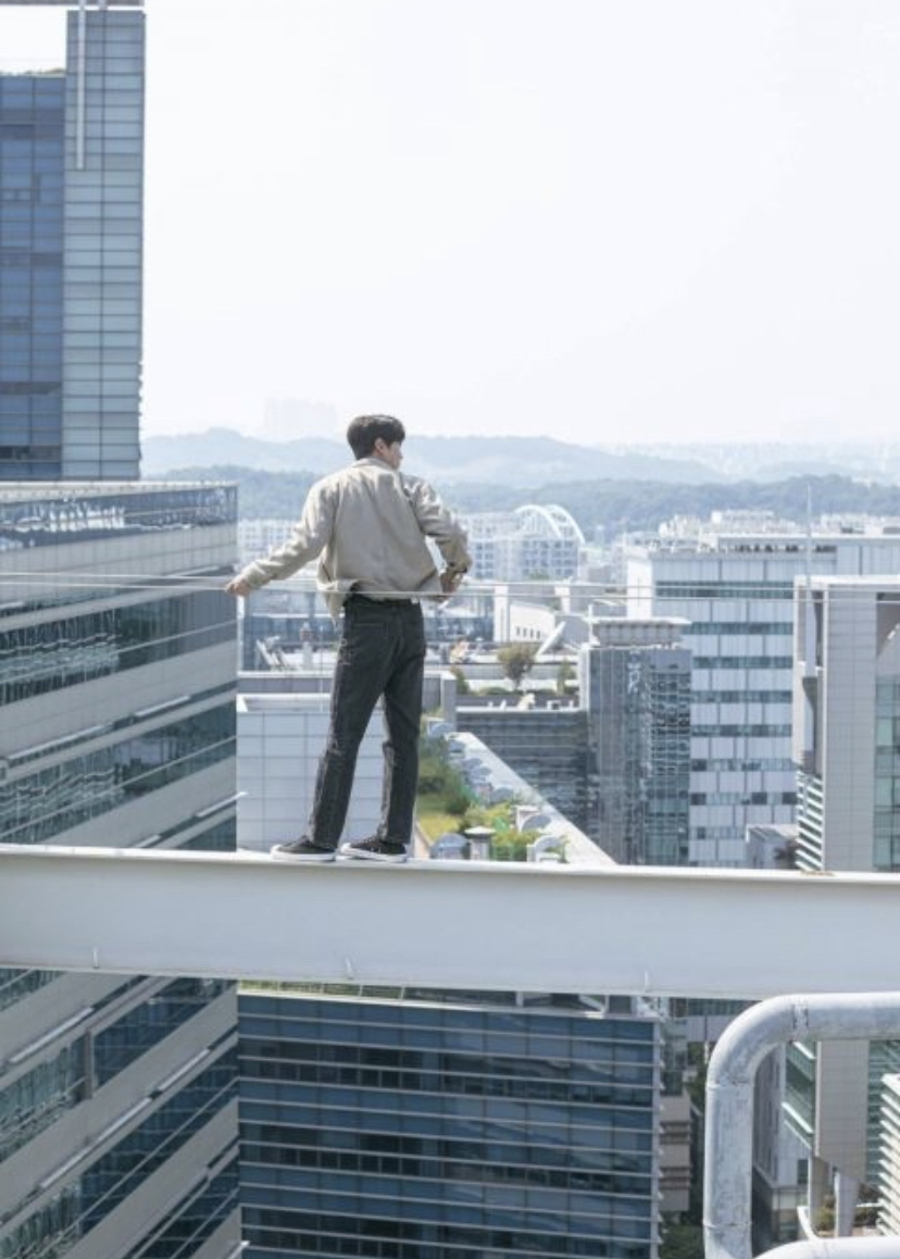 当时周元是真的站在楼顶的钢筋横梁上,只用两根绳索保持平衡