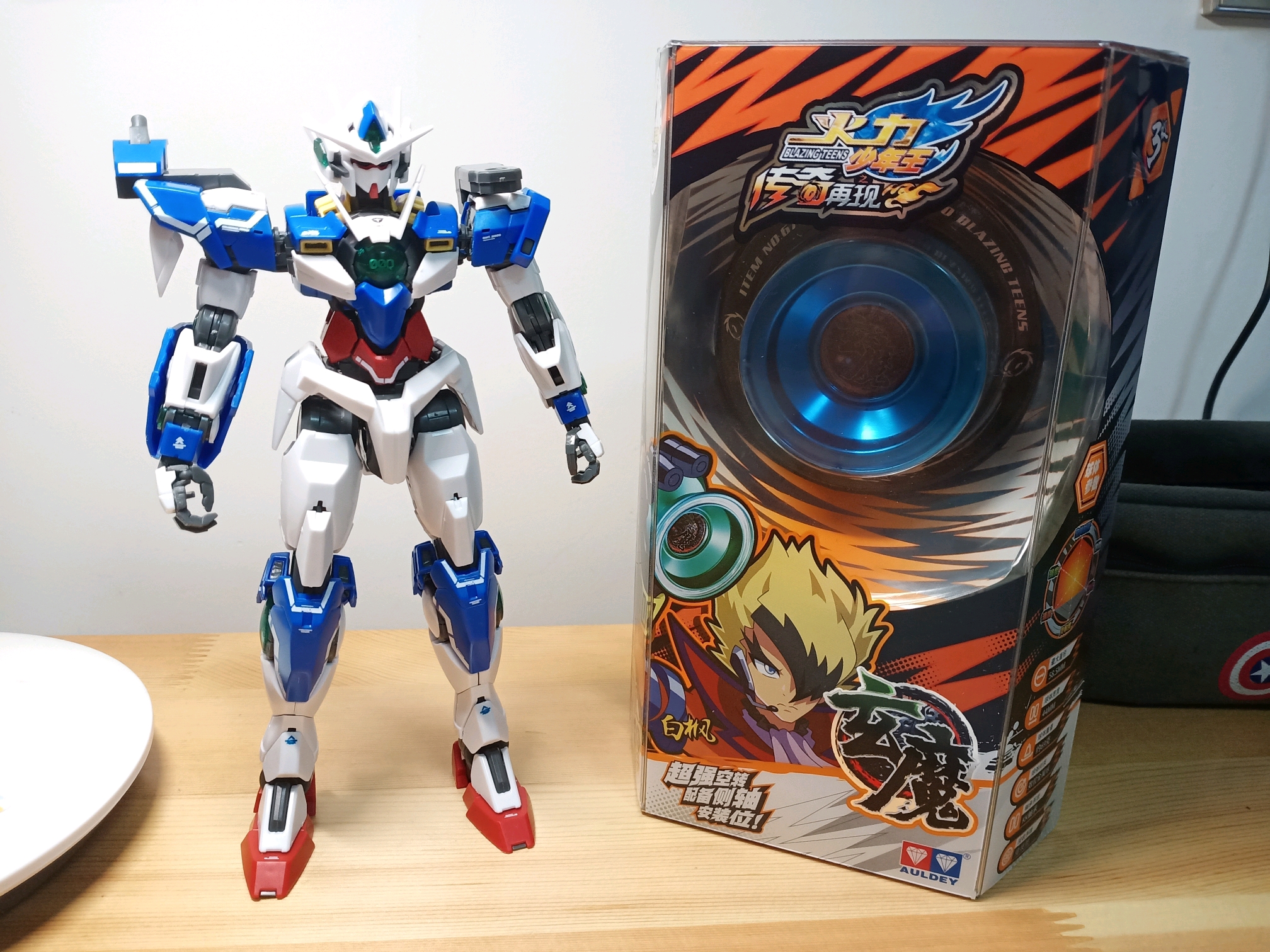 将它和我刚贴完水贴的00q高达合影