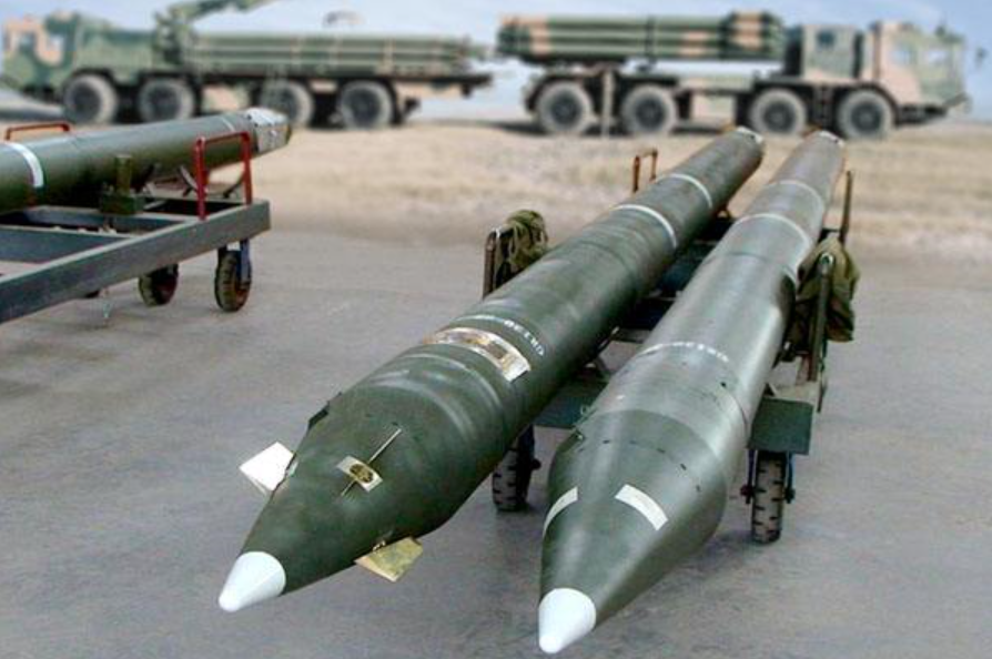 图为300毫米口径制导火箭弹与同口径普通弹