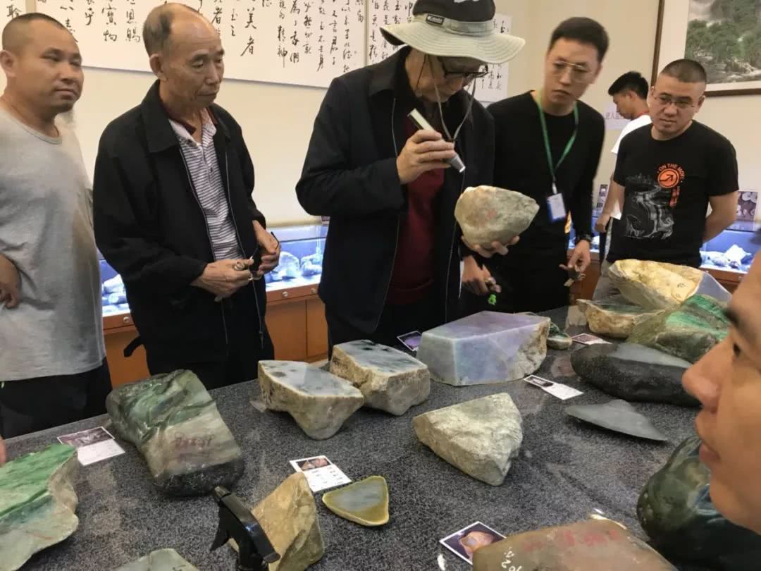 翡翠赌石行话石头不骗人都是人骗人关于翡翠界的潜规则你怎么看