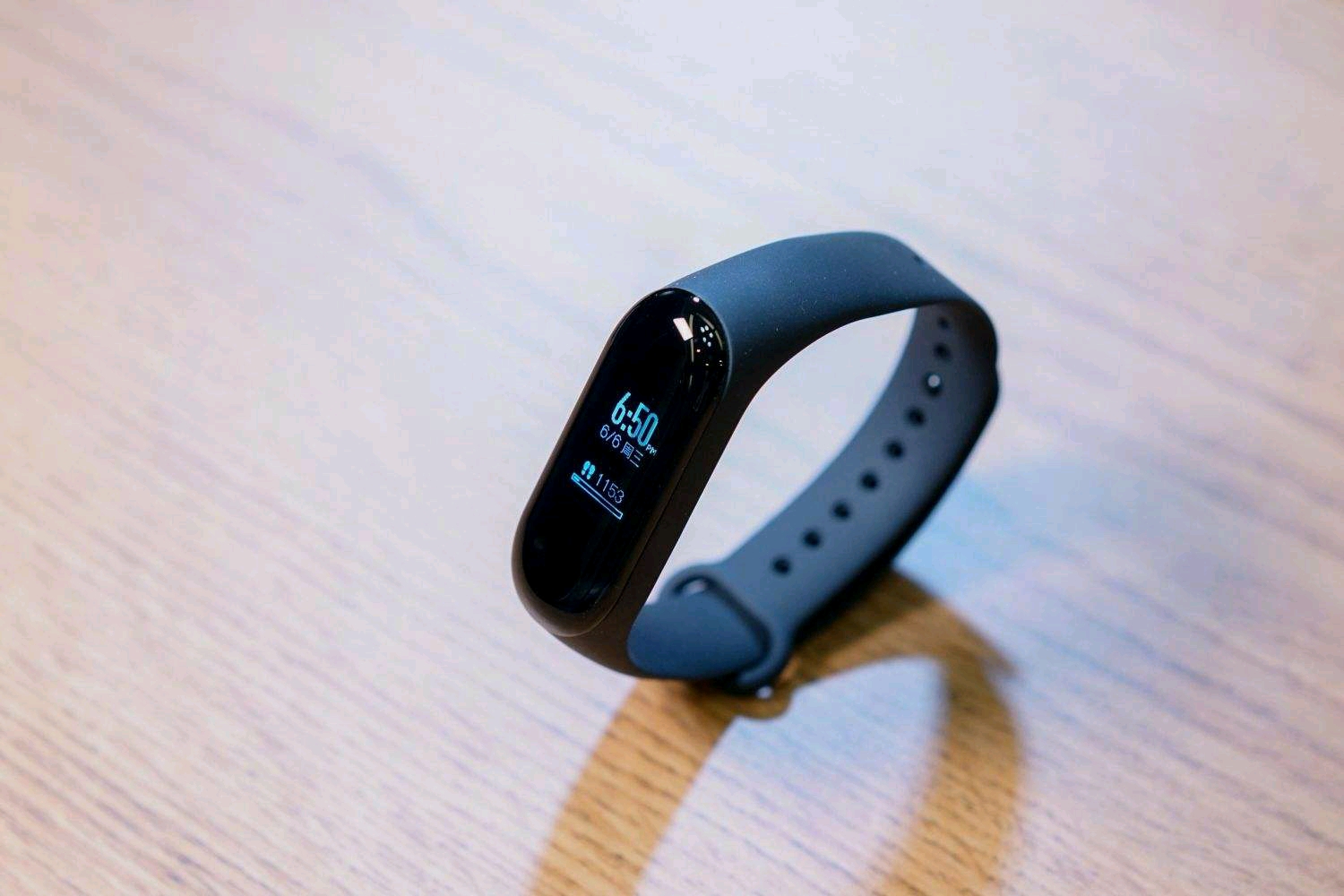 从上述报告数据可以看到,今年q2季度,小米的可穿戴设备出货量高达528.