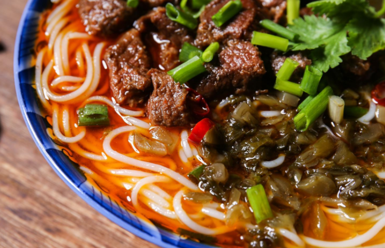 南充有家50元一碗的"极品"米粉,店小人多生意好,排队少不了