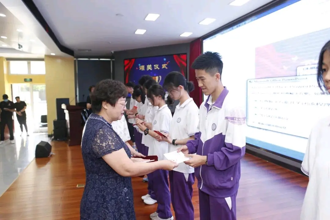 百舸争流绽芳华 扬帆奋楫逐梦行——天津市第五十五中学召开年度表彰