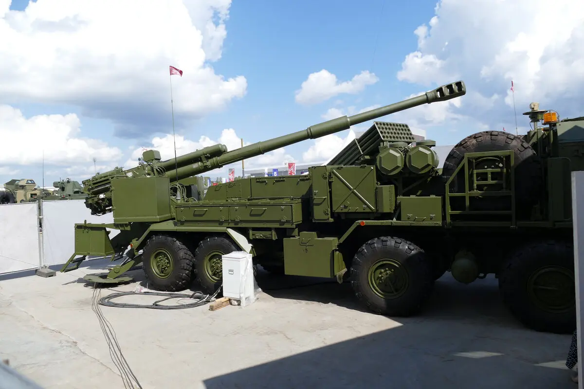 【战车】俄罗斯2s43"锦葵"轮式自行火炮