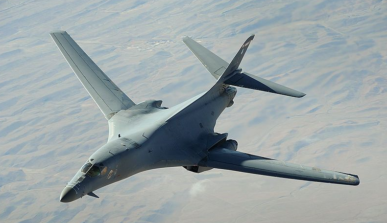 10万吨航母突然调转枪口,上百架战机对准北方,美军或打响第一枪