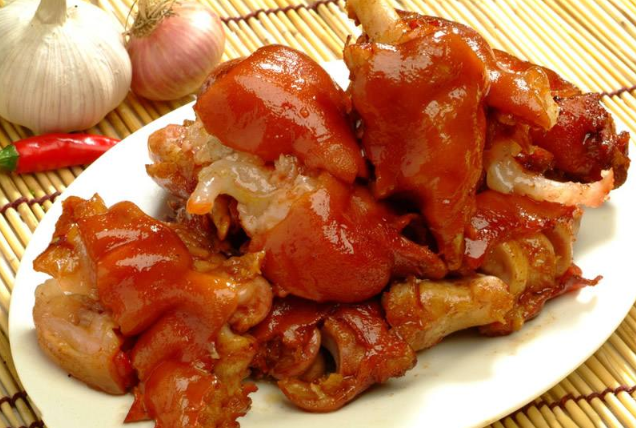 做酱猪蹄时,焯水还是过油?很多人做错了,难怪肉不香,腥味重