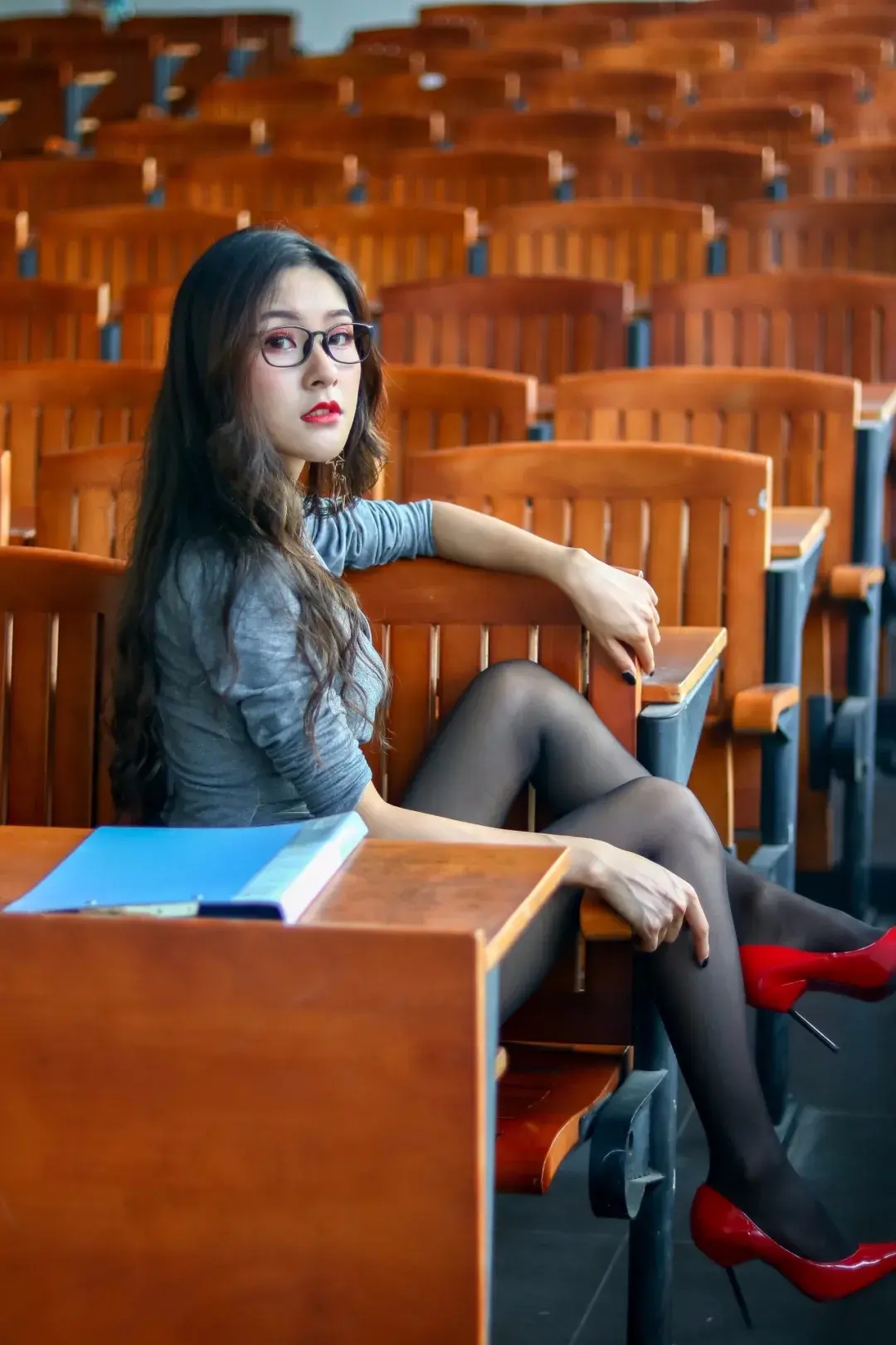 美女秀 | 同学,你昨晚为啥又翘课了呀! - 哔哩哔哩